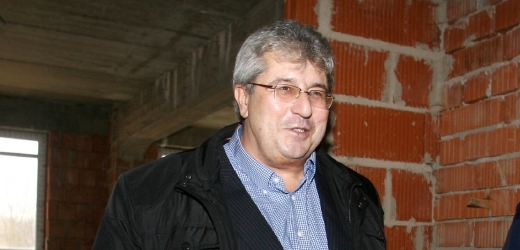 Terčem kritiky kvůli prodeji nemocnice je současný středočeský hejtman Josef Řihák (ČSSD), protože se prodej uskutečnil za jeho starostování.