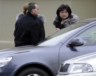 Houskova partnerka, náměstkyně hejtmana Jana Vaňhová (vpravo) přijela k zadnímu vchodu a novinářům se vyhnula.