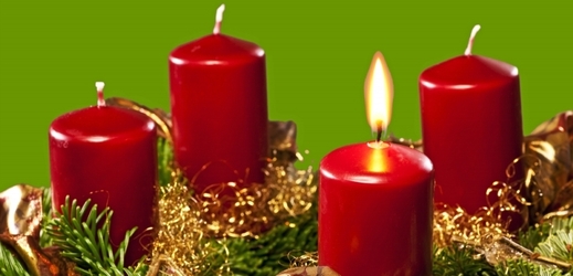 Dnes se zapaluje první svíčka na adventním věnci (ilustrační foto).