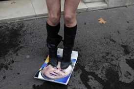Členka hnutí Femen stojí na fotce ukrajinského prezidenta.