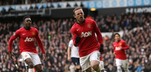 Wayne Rooney (vpravo) dvěma góly vystřelil Manchesteru United remízu s Tottenhamem.