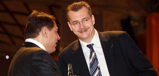 Jaroslav Tvrdík na snímku v rozhovoru s někdejším premiérem Jiřím Paroubkem.