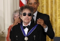 Bob Dylan byl oceněn prezidentem Barackem Obamou.