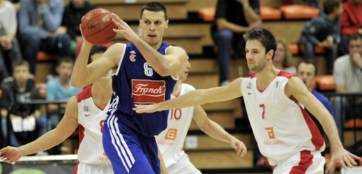 Opora basketbalistů Nymburka Vojtěch Hruban (vpravo).