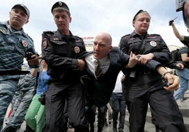 Policie zadržuje homosexuálního aktivistu Gavrikova při protestu v Moskvě.