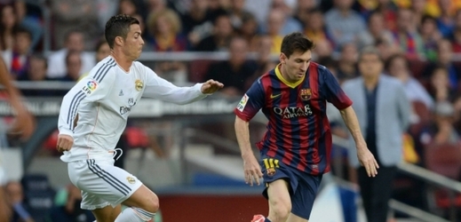 Cristiano Ronaldo (vlevo) v souboji s Lionelem Messim.