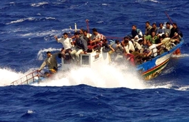 Loď s ilegálními migranty se potápí u Lampedusy.