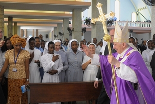 Papež Benedikt XVI. v Angole. Mezi svými ovečkami.