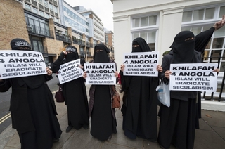 Zahalené muslimky protestují před ambasádou Angoly v Londýně proti "zákazu" islámu.