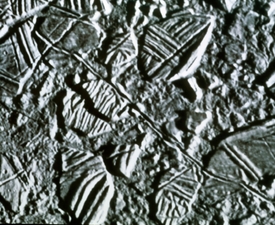 Zvrásněný led na povrchu měsíce, jak ho vyfotografovala sonda Galileo.