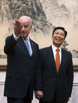 John Biden a jeho čínský protějšek v Pekingu.
