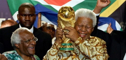 Nelson Mandela s trofejí pro fotbalové mistry světa.