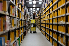 V nových skladech Amazonu v obci Dobrovíz u pražského letiště a v Brně najde práci na deset tisíc zaměstnanců.
