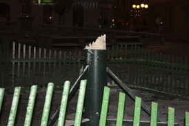 Noční vichřice z 5. na 6. prosince zlomila vánoční strom na náměstí v Jablonci nad Nisou.
