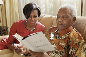 Mandela s manželkou amerického prezidenta Obamy.