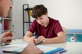Dyslektici ve škole vyžadují individuální přístup a docházejí do speciálních poraden. Neznamená to ale, že by byli méně inteligentní než ostatní žáci.