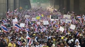 Oznámení rozpuštění parlamentu nezastavilo Thajce v demonstracích proti současné premiérce.