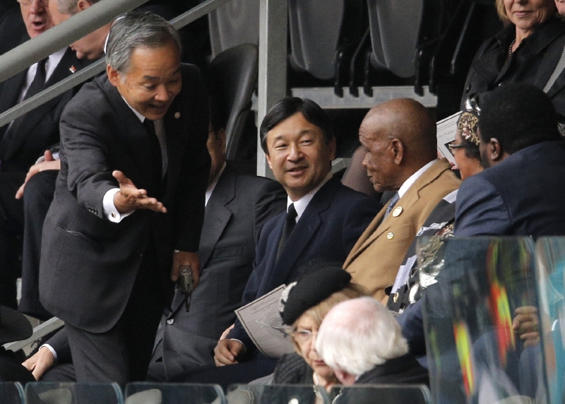 Muž uprostřed je japonský korunní princ Naruhito (Foto: ČTK/AP/Peter Dejong)