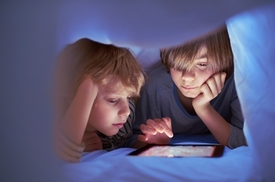 Díky nepřebernému množství informací se na tabletu mohou děti učit, aniž by o tom věděly.