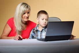 Rodiče by se svým dětem měli věnovat a trénovat s ním komunikaci nejen pomocí slov, ale i vhodných gest a náznaků. Hraní počítačových her a sledování televize by se mělo omezit (ilustrační foto).