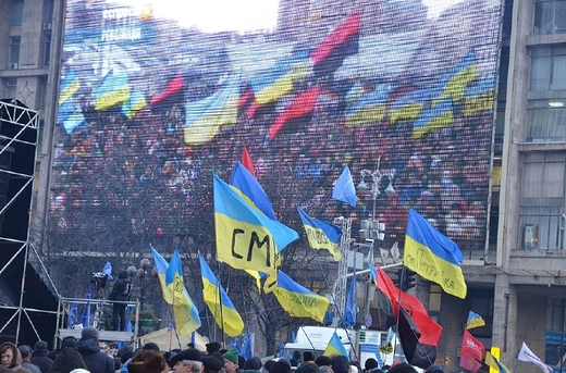 Hned v prvních dnech demonstrací vyrostla na Majdanu obrovská obrazovka, která při aktivizaci účastníků hraje mimořádně důležitou roli.