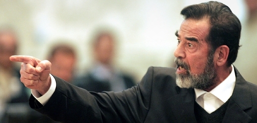 Saddám Husajn před soudem v lednu 2006.