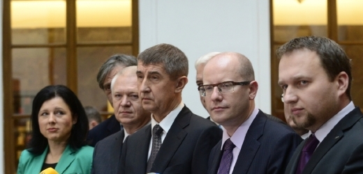 Předseda ANO Andrej Babiš (třetí zleva), předseda ČSSD Bohuslav Sobotka (čtvrtý zleva) a místopředseda KDU-ČSL Marian Jurečka (pátý zleva).