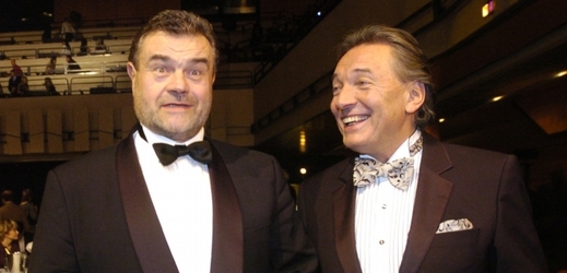 Skladatel Karel Svoboda (vlevo) a zpěvák Karel Gott.