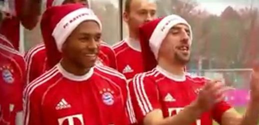 Hráči Bayernu se při zpívání náramně baví. Franck Ribéry(vlevo).