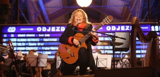 Zpěvačka a kytaristka při svém koncertu na Masarykově nádraží.