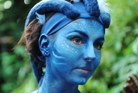 Typicky modrá postavička avatara.