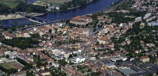 Kraj potřebuje pozemek ke stavbě dlouho plánovanému obchvatu Roudnice nad Labem (letecký snímek).