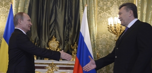 Vladimir Putin (vlevo) se v Moskvě dohodl s ukrajinským prezidentem Viktorem Janukovyčem na výrazném snížení dovozní ceny ruského zemního plynu.