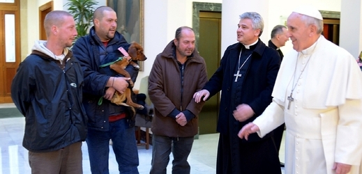 Papež František a arcibiskup Krajewski (druhý zprava) s třemi bezdomovci. Vatikánský deník neuvedl, který z mužů je jaké národnosti. 