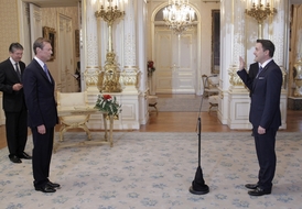 Junckera v premiérském křesle vystřídal Xavier Bettel (vpravo). Na snímku skládá přísahu před velkovévodou Henrim.