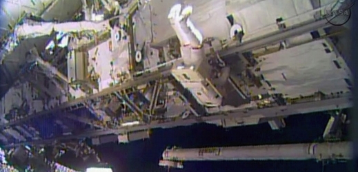 Astronaut Rick Mastracchio při výstupu v kosmu.