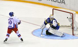 Roman Červenka překonává gólmana Karlssona.