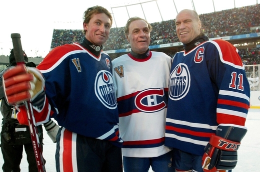 Mark Messier (vpravo) s dalšími hokejovými velikány. Zleva Wayne Gretzky a Guy Lafleur.