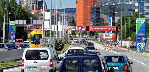 Brno je plné aut (ilustrační foto).