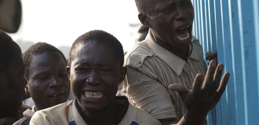 Křesťané v Bangui zdrcení těžkým zraněním jejich přítele, které mu způsobili vojáci z Čadu.