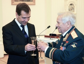 Konstruktér Kalašnikov a ruský prezident Medvěděv roku 2009.