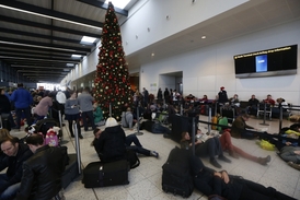 Na londýnském letišti Gatwick lidé doufají, že stihnou Štědrý večer...