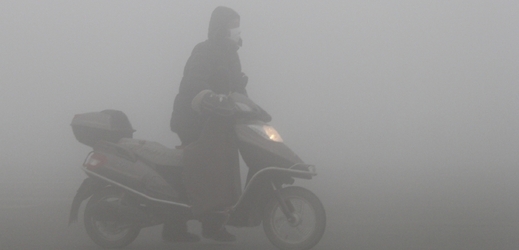 Smog je v bosenském hlavním městě tak silný, že není vidět ani na semafory.