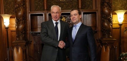 Ukrajinský premiér Mykola Azarov (vlevo) a ruský premiér Dmitrij Medveděv.