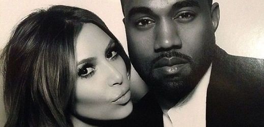 Rodinné vánoční focení odnesl i Kanye West, se kterým má Kardashianová dceru North.
