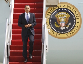 Barack Obama vystupuje z legendárního Air Force One.