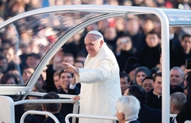 Papež František vozítko zvané papamobil příliš často nevyužívá, upřednostňuje být s věřícími v těsnějším kontaktu.