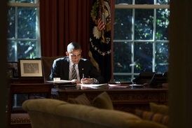 Barack Obama v Oválné pracovně.