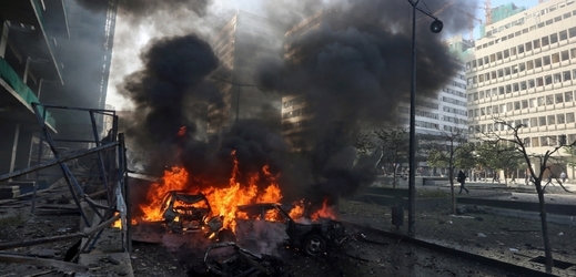 Hořící auta na místě bombového útoku v Bejrútu.