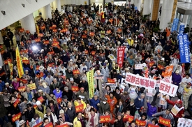 Odpověď na dohodu o přesunutí základny USA na Okinawě - nová demonstrace.